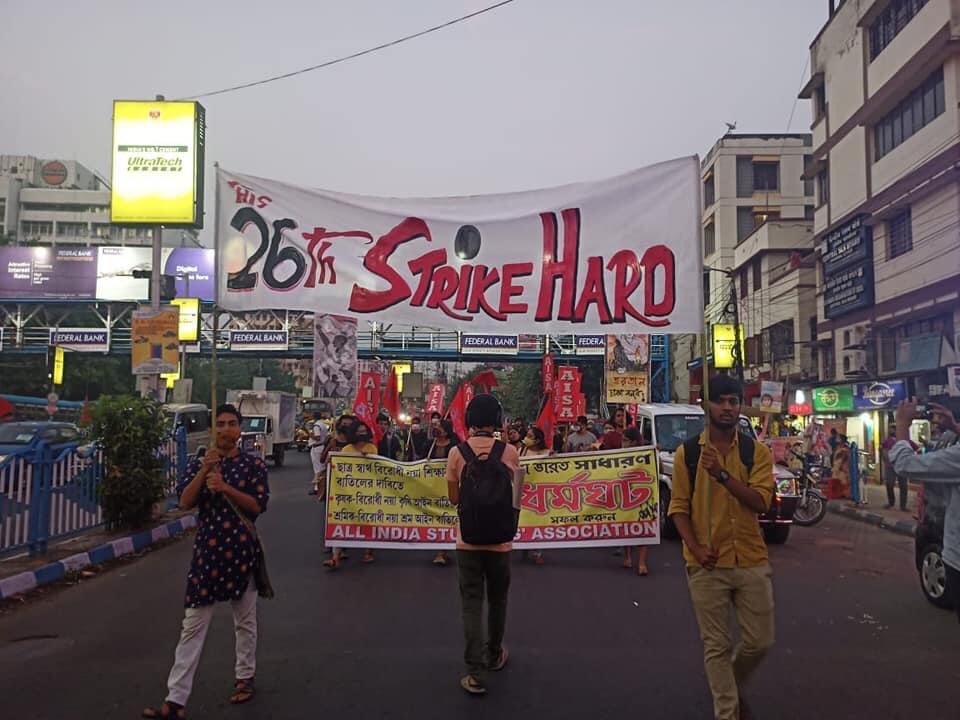 cpimlliberation's tweet image. The campaign for 26 November All India Strike and 26-27 November farmers&apos; protests is going on in full swing in West Bengal. Glimpses from a @cpimlliberation meeting this evening outside Jadavpur University. #ScrapFarmLaws #ScrapNewEducationPolicy2020 #ScrapLabourCodes