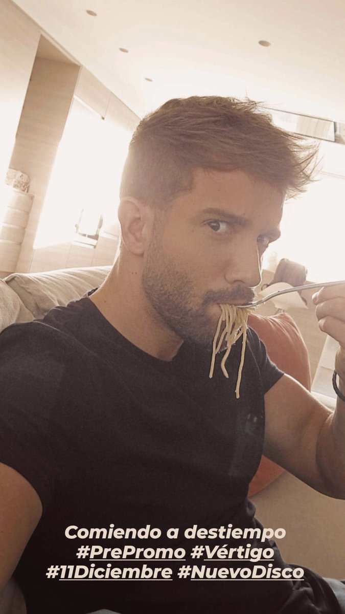 FamAlboranChile's tweet photo. @pabloalboran comiendo a destiempo #Prepromo #vértigo #11Diciembre #NuevoDisco https://t.co/qr8AZjb7Ar