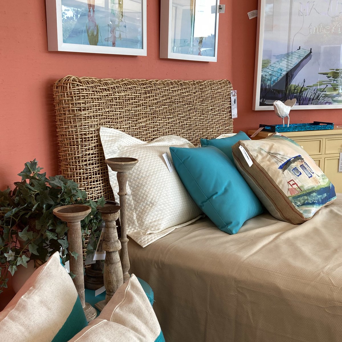 McQueensInt's tweet photo. Beach house beautiful at 4426 Arendell Street, Morehead City, NC 28557 and open M-F 9:30-5:30 and Saturday 9:30-4:00.

#pelletierharborshops #teammcqueens #interiors #furniture #interiordesign #interiordesigner #interiordecor #easternnc #moreheadcity #moreheadcitync #coastalhome https://t.co/aHfcuy5Ad9