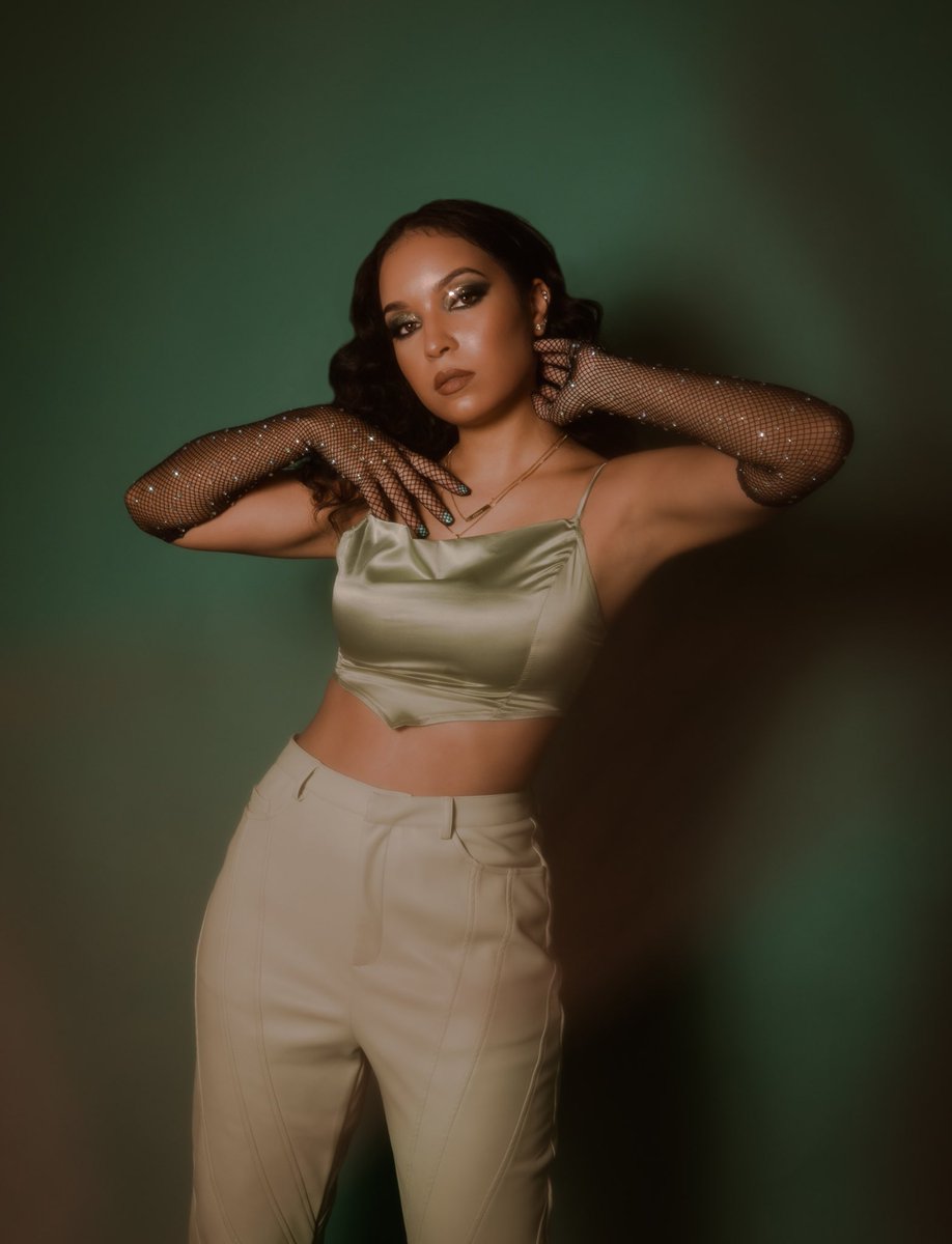 Geerelis's tweet photo. How you love yourself is how you teach others to love you 💚

📸  @VISCOSEILLUSION 
💄  @raniasmakeup | IG https://t.co/R6d1S038qy