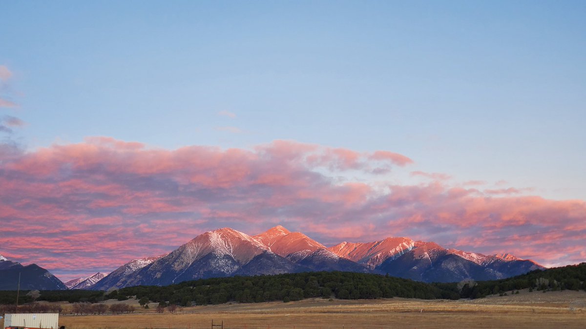 rmpbs's tweet photo. We know you’re all looking for some good news. How about starting the day here- looking  at Mount Shavano. 

#cowx https://t.co/iHiZb8nJMW