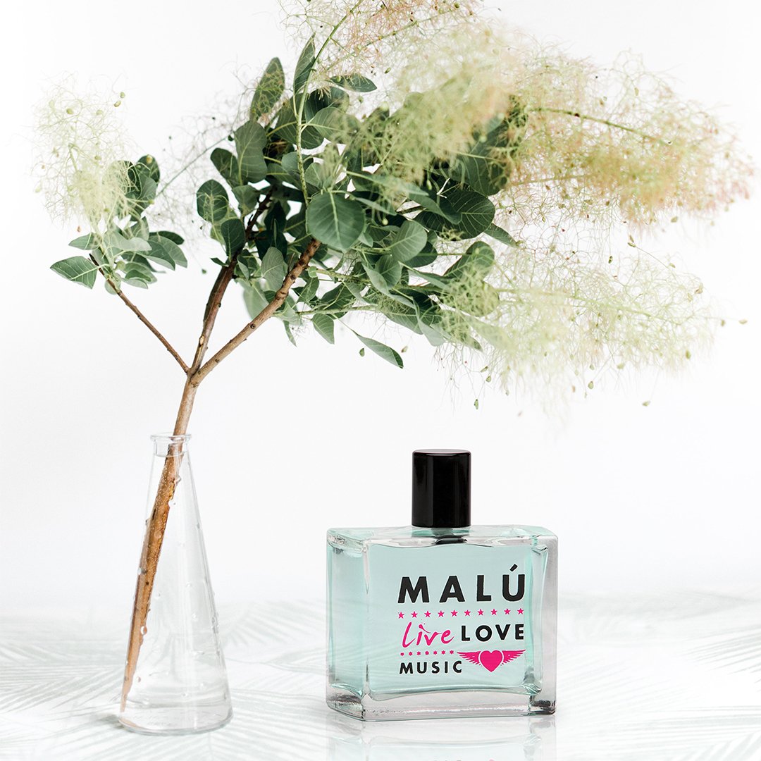 MaluFragancias's tweet photo. #MalúLive y una canción de @_MaluOficial_, ¿cuál sería? Haz swipe y conoce cuál es la nuestra.
.
.
.
#MalúFragancias #MalúLive #Green #Live #friyay #canción #song #maluleros #weekendvibes #freetime #fan #artista #edt #starsfragancias https://t.co/3Nkn2l8MmU