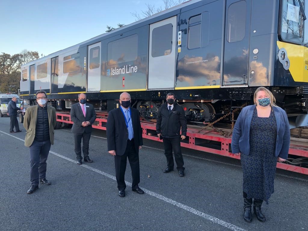 IoWBobSeely's tweet photo. I was joined by Mark Hopwood (@SW_Help), @ianwardiw & @councillordave1 (@iwight) and @HTPRachael (@solentlep) as we welcomed the new train to the Island.
Residents, commuters, students & visitors can look forward to a much better passenger experience from next May onwards.
2/4 https://t.co/IAzTVszsLf