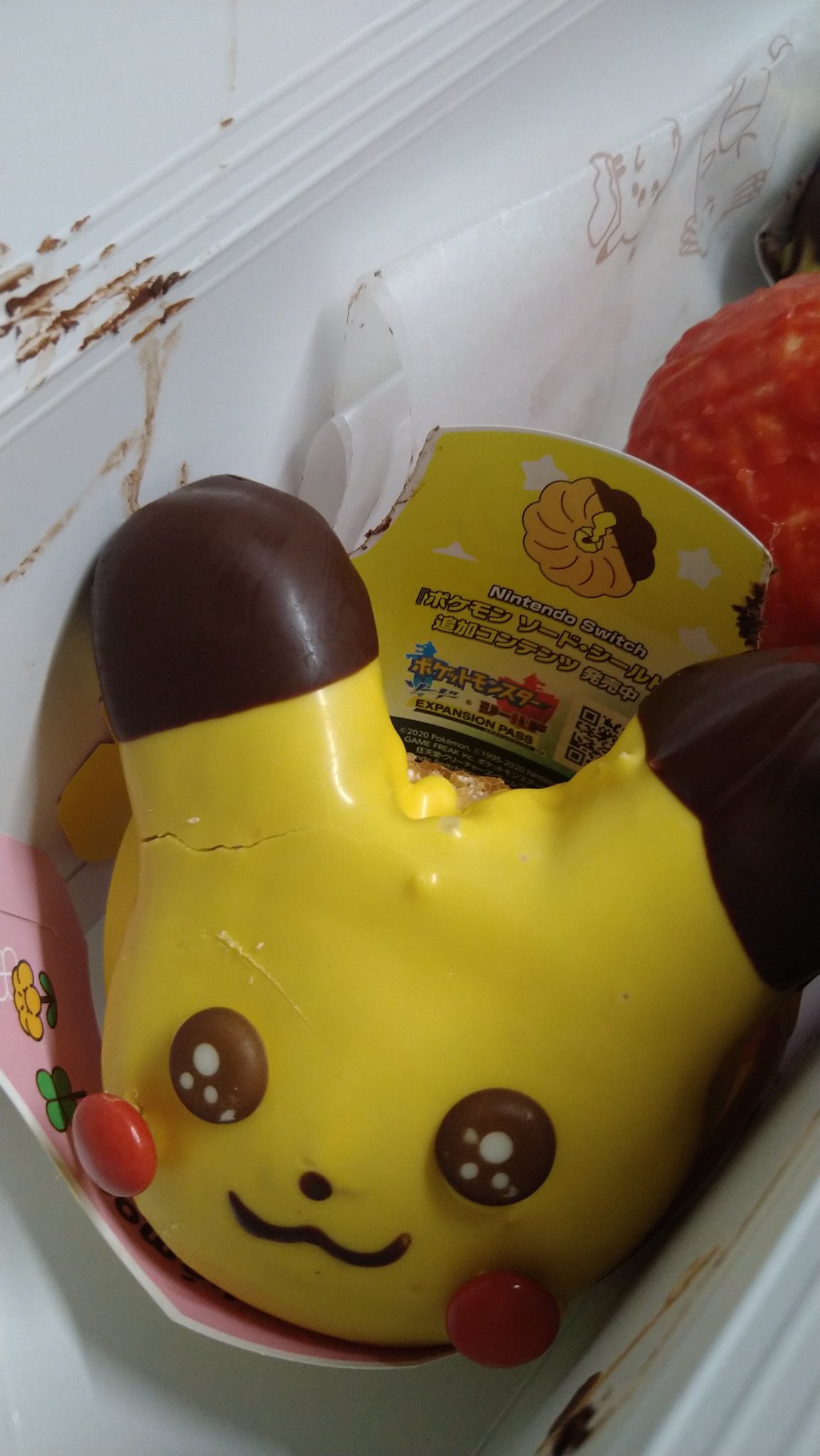 Korisu ミスドの店員さんへ ピカチュウはこっち向きに入れましょう じゃないとピカチュウに10万ボルト されて ポケモンセンター行きでラッキーにお世話になります しかしこのミスド ゴム手袋で商品入れて お金もそのまま触ってた恐怖もう行かない