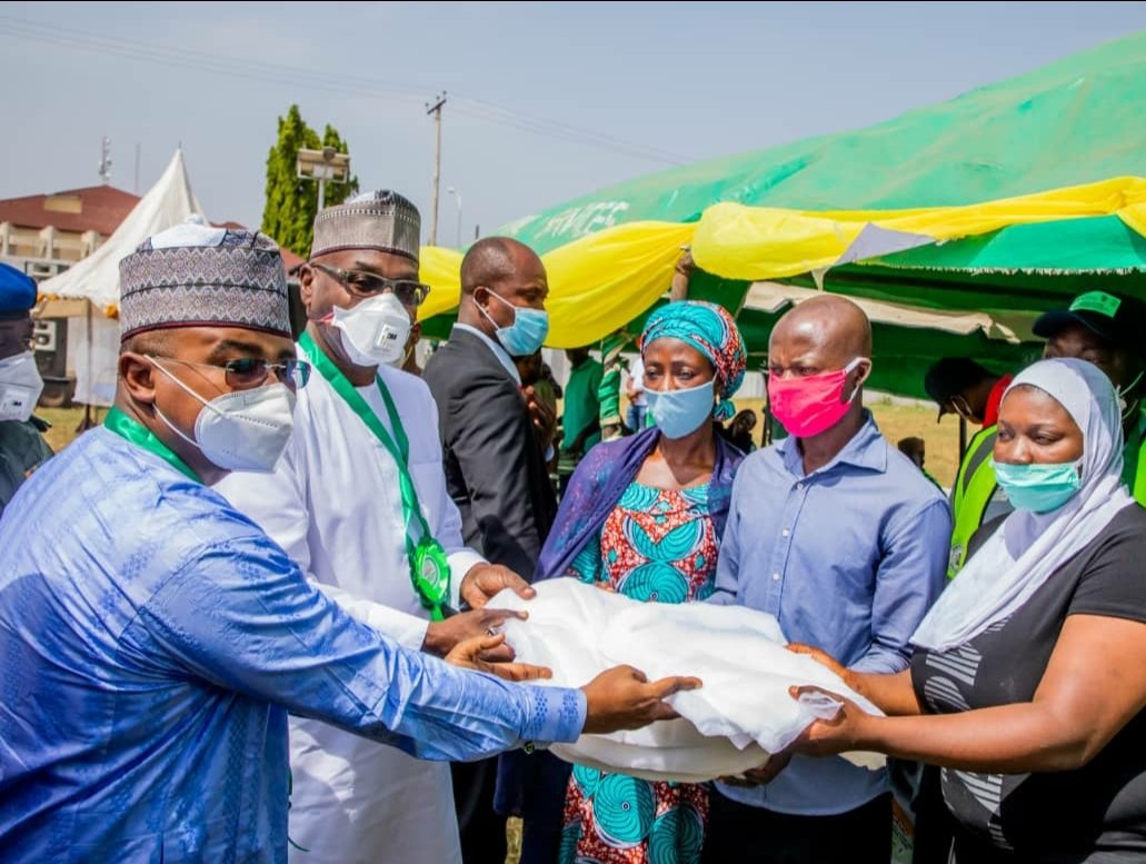 #ZeroMalariaStartsWithMe. Executive  Governor of Kwara Flags Off the #Kwara2020ITNDistribution of free ITN in a colourful ceremony and also sleeps inside the net to demonstrate safety for his people <a href="/GlobalFund/">The Global Fund</a> <a href="/SFHNigeria/">Society for Family Health</a> <a href="/NMEPNigeria/">NMEPNigeria</a> <a href="/CRSnews/">CRS News</a>