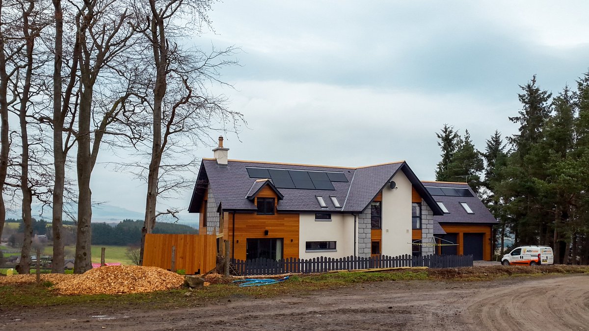 aessolar's tweet image. It's that time of year where the nights are drawing in and we say goodbye to the golden leaves of autumn once more. 👋 🍂 #GoodbyeAutumn #HelloWinter

Rest assured solar looks stunning all year round and generates electricity (just at a reduced rate) even in winter! #SolarPower