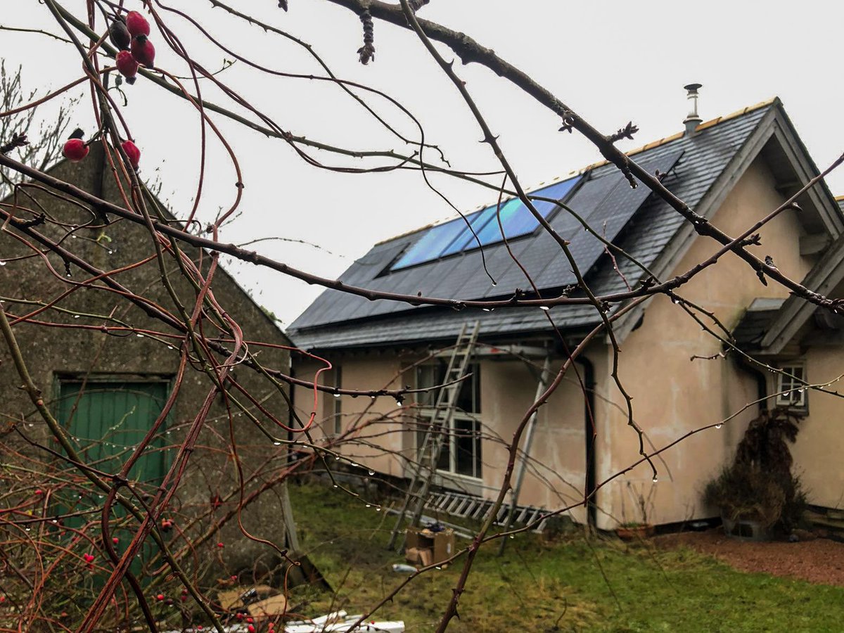 aessolar's tweet image. It's that time of year where the nights are drawing in and we say goodbye to the golden leaves of autumn once more. 👋 🍂 #GoodbyeAutumn #HelloWinter

Rest assured solar looks stunning all year round and generates electricity (just at a reduced rate) even in winter! #SolarPower