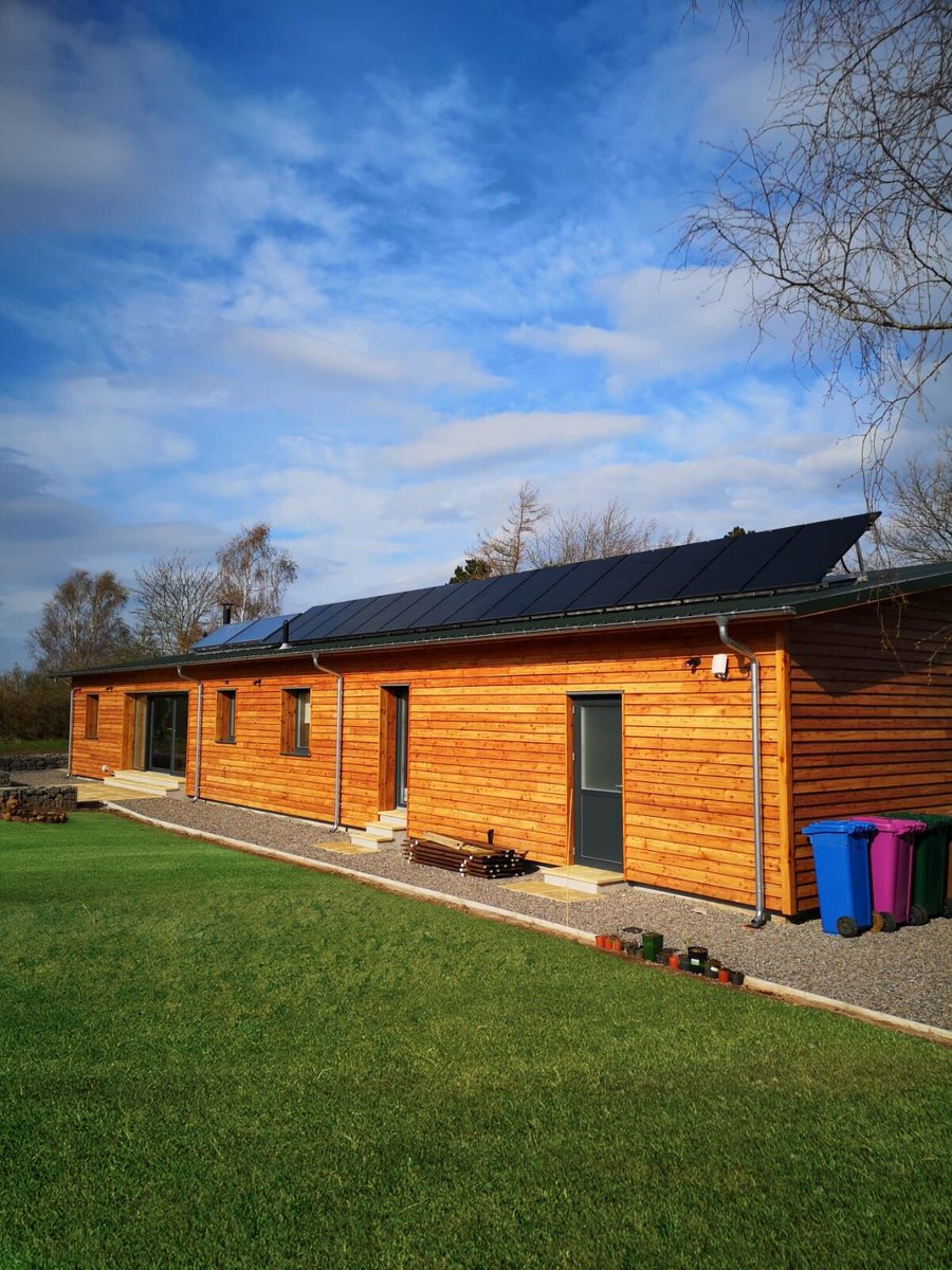 aessolar's tweet image. It's that time of year where the nights are drawing in and we say goodbye to the golden leaves of autumn once more. 👋 🍂 #GoodbyeAutumn #HelloWinter

Rest assured solar looks stunning all year round and generates electricity (just at a reduced rate) even in winter! #SolarPower