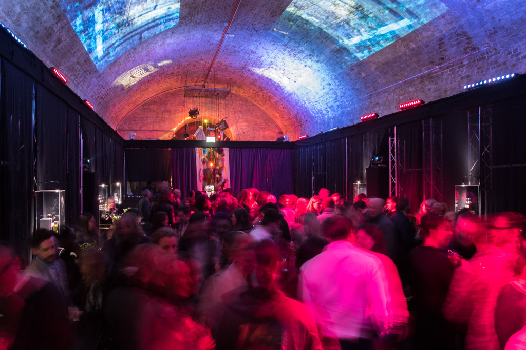 Hands up who's missing this 🙋🏽

It seems like a lifetime ago that we could mingle like this, however we're excited to see how venues use innovation to create a new way of meeting and celebrating at larger events. 

📷 photo from Aures London