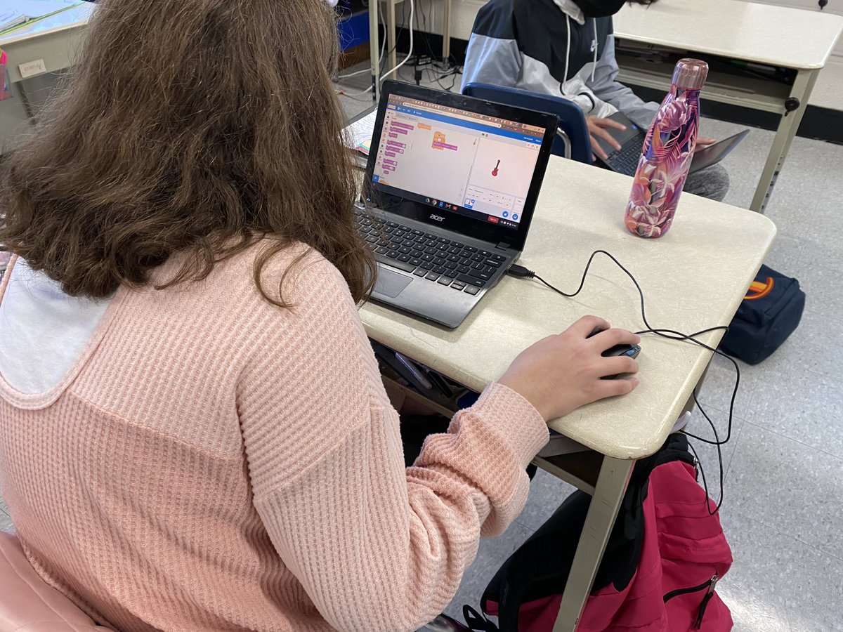mscuffaro's tweet photo. Grade 7 students at @stjwecdsb learning about coding using Scratch! @WECDSB https://t.co/2Lg27by7ZA