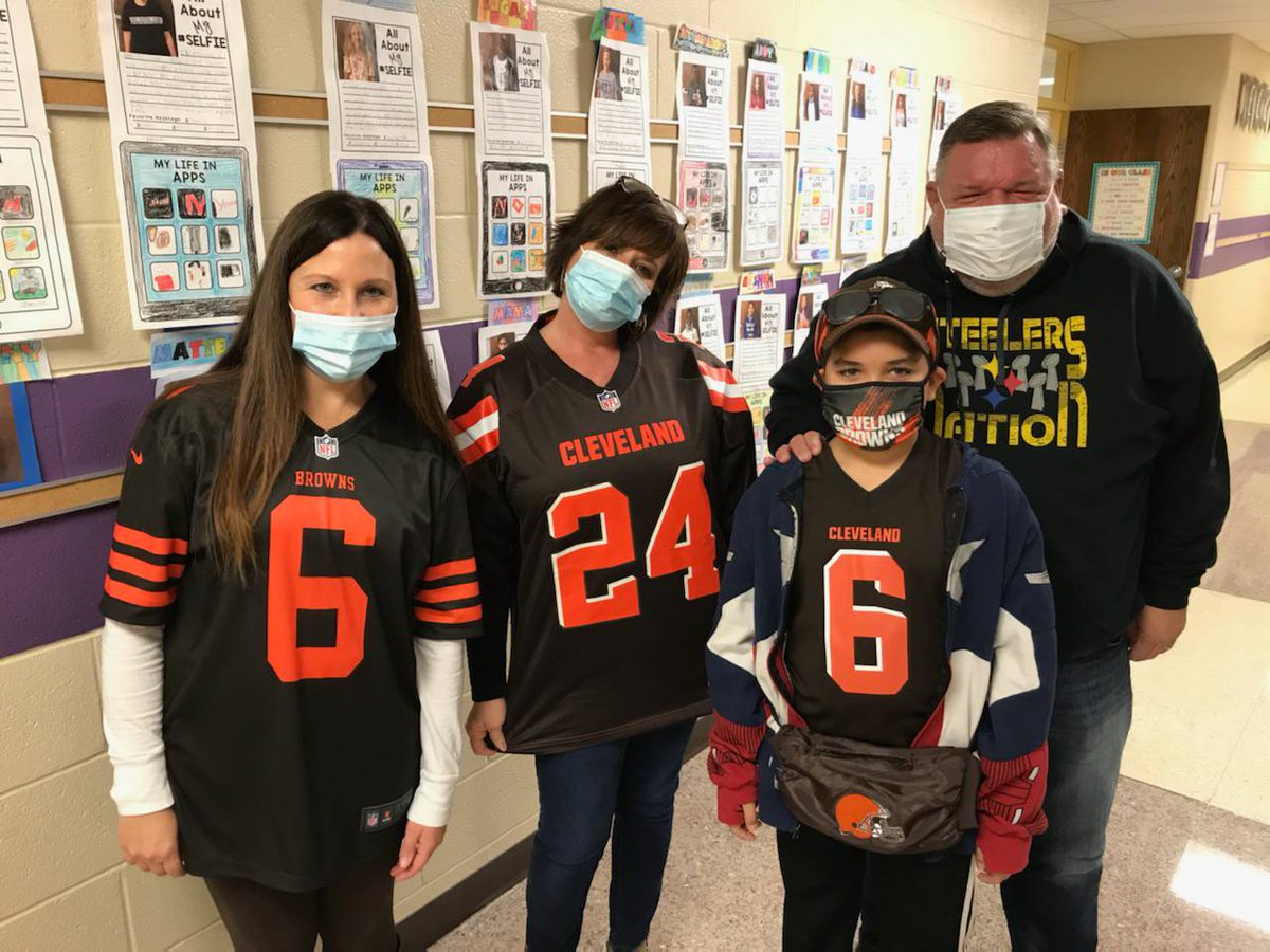 VioletElem's tweet photo. This is a true example of building connections. For the students birthday today, they flipped support of NFL teams that they love to create it! #SuperVioletES #SteelersvsBrowns #amazingstaff https://t.co/LjRecFewTH