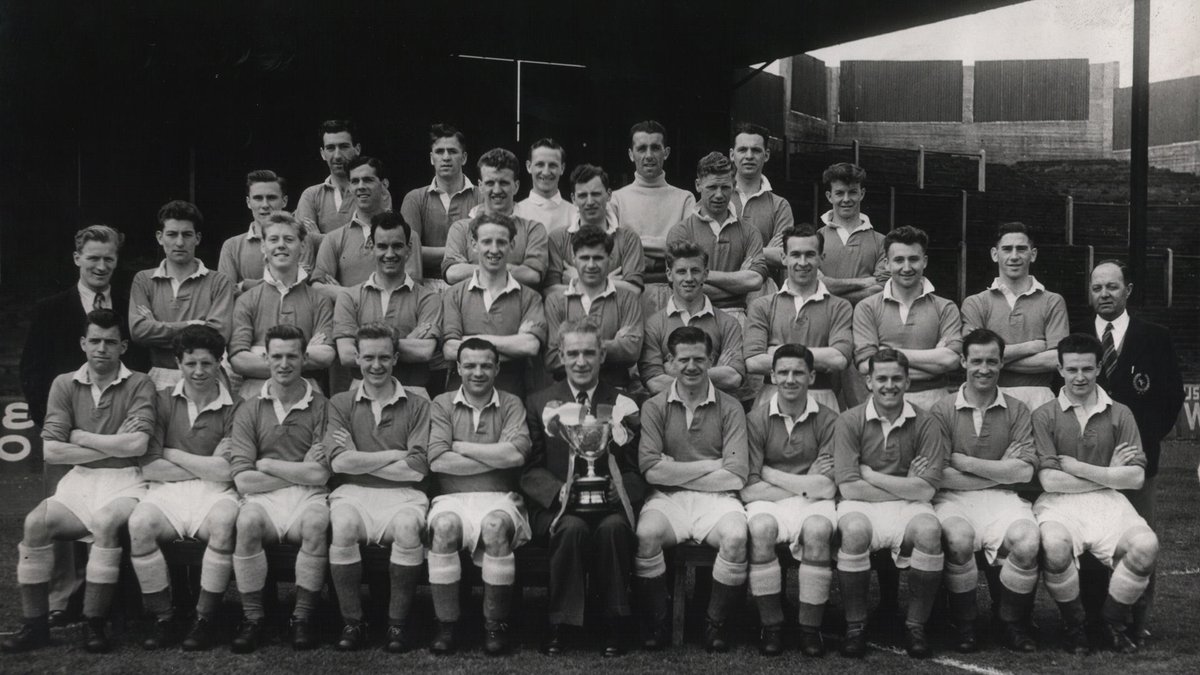Lors de la saison de championnat écossais de 1954-55, c'est bien le club d' #Aberdeenfc qui est sacré champion d'Écosse. Les "Hibs" eux ne sont que 5ème, derrière les "Dons", le Celtic, les Rangers et leur voisins d'Édimbourg les Hearts of Midlothian.