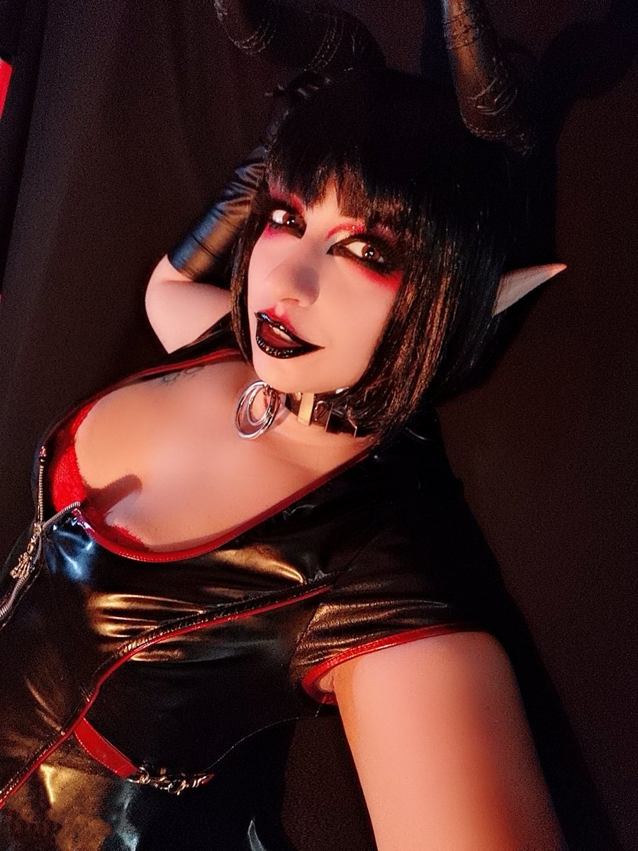 ohliliannn's tweet photo. Lady Hellbound is back 🖤
.
.
 #cosplay #makeupcosplay #makeup  #latexgloves #leather #demon #succubusdemon #succubus https://t.co/piW0qSSqd1