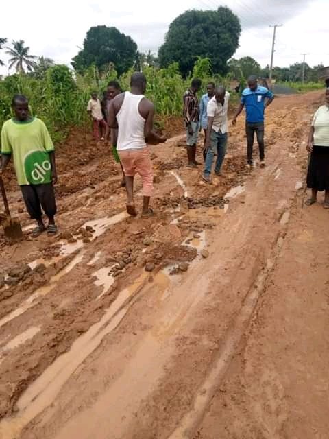 Chisom125's tweet photo. Watch ezzagu road like hell and we say that we have governor call dave umahi engineer for that matter https://t.co/b3J7KNMoyt