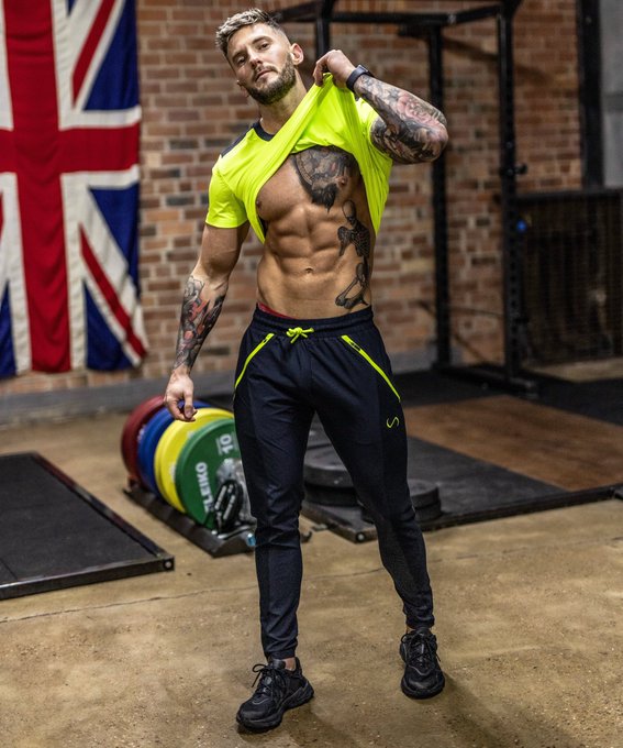 I find it really hard to keep my tee down https://t.co/jA9kwLWlET