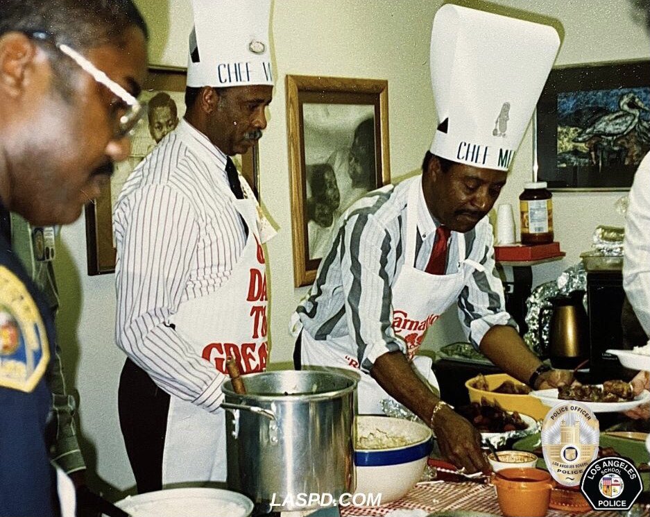 LASchoolPolice's tweet photo. 🍂Thanksgiving #Throwback 🍁

Former #LASPD Chief Wesley Mitchell &amp; his Officers serve up a good looking #Thanksgiving meal to their staff back in 1990.

#TBT #ThrowbackThursday #MoraleBooster #LAUSD #LASchoolPolice #GiveThanks #OldSchool #WeAreLAUnified #LASPDStrong #November https://t.co/GwYwzKySUi