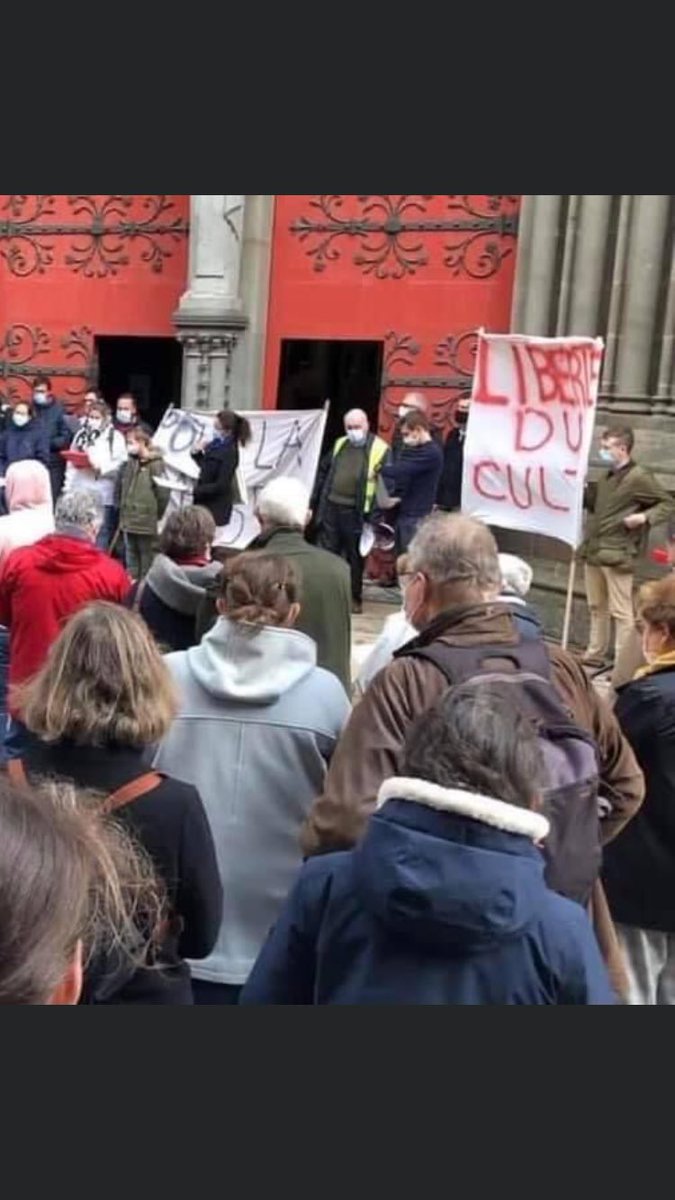 mompontet's tweet photo. Les cathos tradis continuent de manifester sur les parvis des églises. On les comprend. Leur combat, d’après leur slogan, est de la plus haute importance 😳😁 https://t.co/EkWLsh3L9O