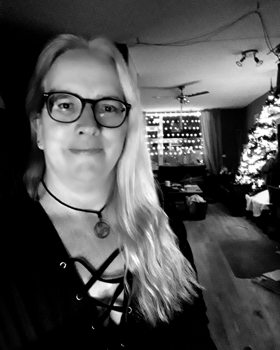 MissCroeze's tweet photo. Lieve vrienden maak er een mooie avond van.
Maak het zoals het jou blij maakt op dit moment. 
Er is altijd iemand die van je houdt. https://t.co/GQZt8UrJmc
