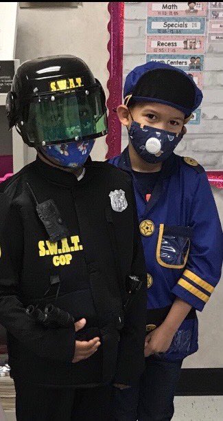 Tubbs_Tidbits's tweet photo. These Chain of Lakes Elementary students are ready to serve and protect 👮🏾‍♀️🚔👮🏻‍♀️🚨👮🏻‍♀️. Way to inspire your students to Reach Higher Mrs. @LavieriaD, COLE School Counselor! *Pre-K students are mask exempt #ReachHigherPOLKWeek #CareerDay #CollegeandCareerWeek @PolkSchoolsNews @myFSCA https://t.co/JMWS4mHho8