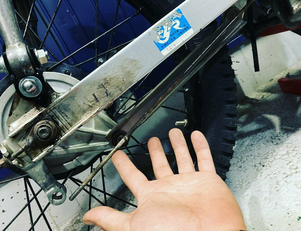 serosero225's tweet image. 90のトルクロッドにしたけどブレーキが届かない。溶接延長だなぁ　#オフカブ　#offeoad #supercub #customcub #honda #konogarage #スーパーカブ　#ホンダ