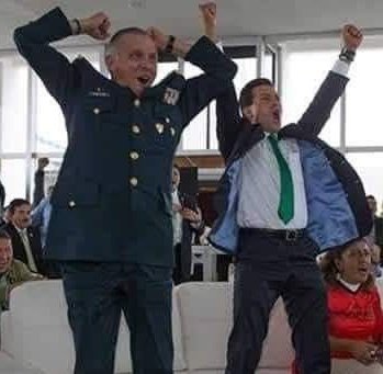 alvez_rebeca's tweet photo. #CienfuegosLibre osea!! Los gringos se equivocaron o se precipitaron??? Creo que el ex General del sexenio de peña Nieto no tiene orden de aprensión en México.. Era el secretario de la defensa nacional!! Por dios! 😮 #LeyNieto #Cienfuegos #FelizJueves #SuperAmigos #Cuatachos https://t.co/Mf9WmAxtZk