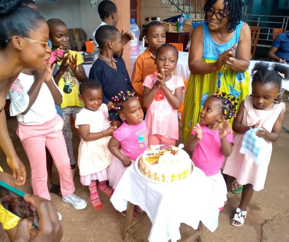 chainedelespoir's tweet photo. 🎂 Il y a quelques jours - le 6 novembre pour être exact - les jumelles #Bissie et #Eyenga, siamoises avant leur séparation au @CHUdeLyon, ont fêté leur 2e #anniversaire au #Cameroun 🎉 on vous montre les photos du #gâteau 😊 https://t.co/l5G21dYH5T