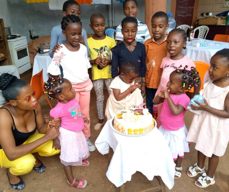 chainedelespoir's tweet photo. 🎂 Il y a quelques jours - le 6 novembre pour être exact - les jumelles #Bissie et #Eyenga, siamoises avant leur séparation au @CHUdeLyon, ont fêté leur 2e #anniversaire au #Cameroun 🎉 on vous montre les photos du #gâteau 😊 https://t.co/l5G21dYH5T