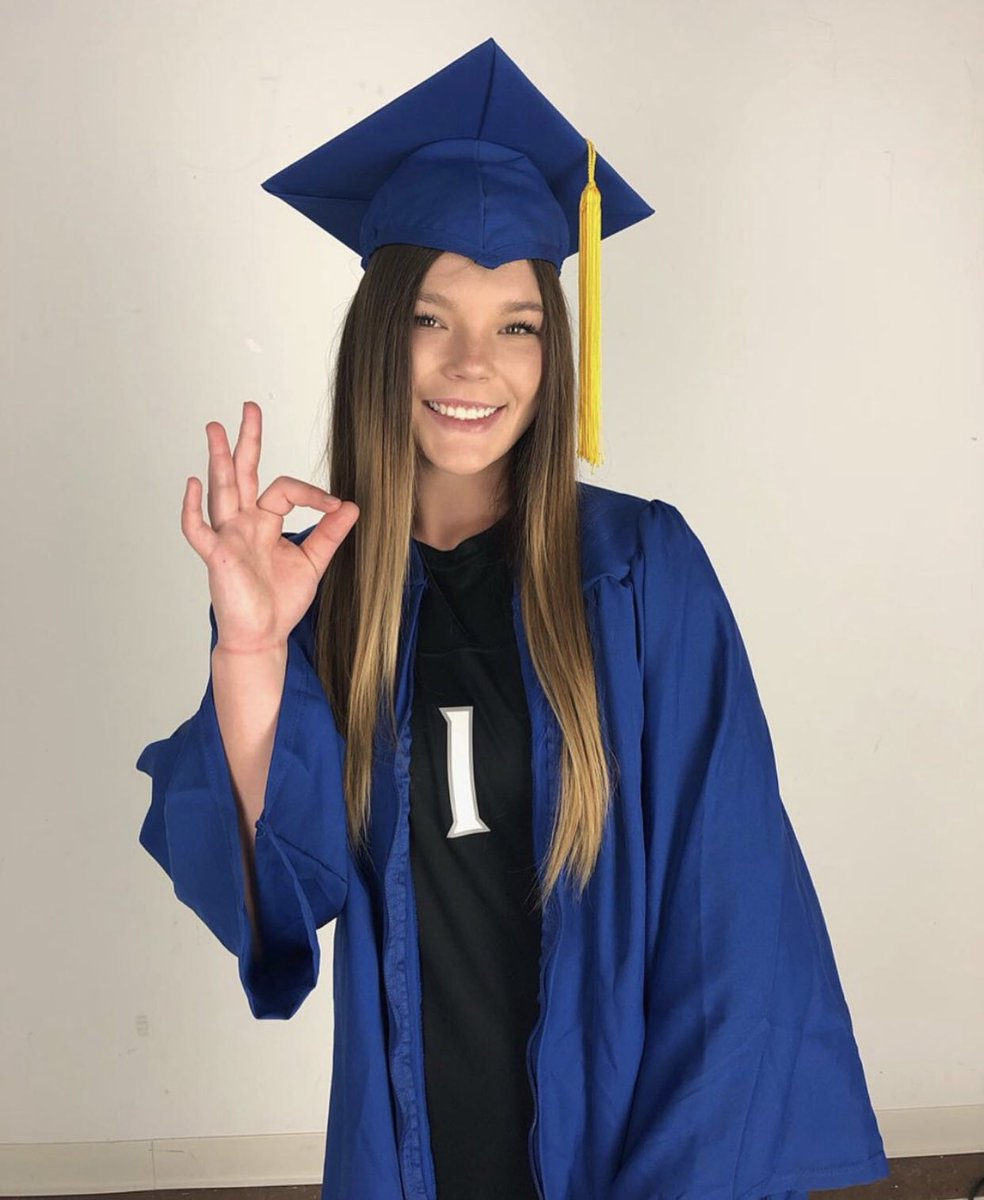 hannah_wise16's tweet photo. Senior year! https://t.co/BYJTxc3Hi5