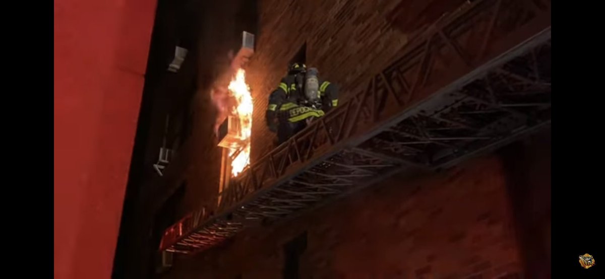 LTOJTRK1's tweet photo. The lateral throw. Sometimes it’s faster to throw the stick than it is to get ground ladders off. 

Fire photos from skyler fire @ YouTube https://t.co/9Bibp7p2ny