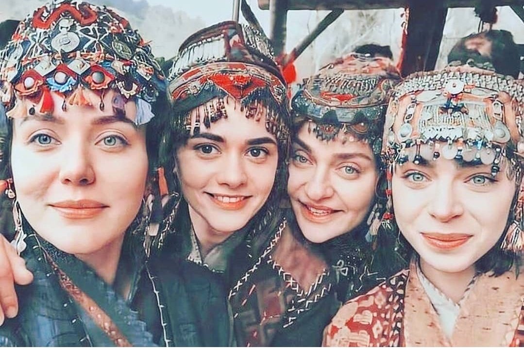 Hum sath sath hai 
1st mai 
Dosri <a href="/ziddigirll/">꧁༆ℨ𝖎𝖉𝖉𝖎 𝖌𝖎𝖗𝖑༆꧂</a> 
3rd <a href="/Sherni_9/">‏خــ مائـــره ـــان</a> 
4th @sairakh7