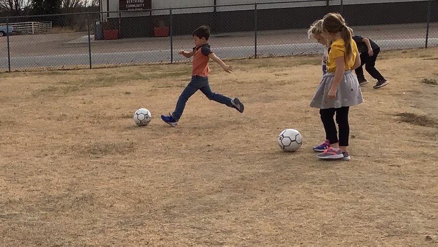 ColetteDethlefs's tweet photo. First grade taking advantage of the warm weather to work on soccer skills! https://t.co/xDOCCMhTRf