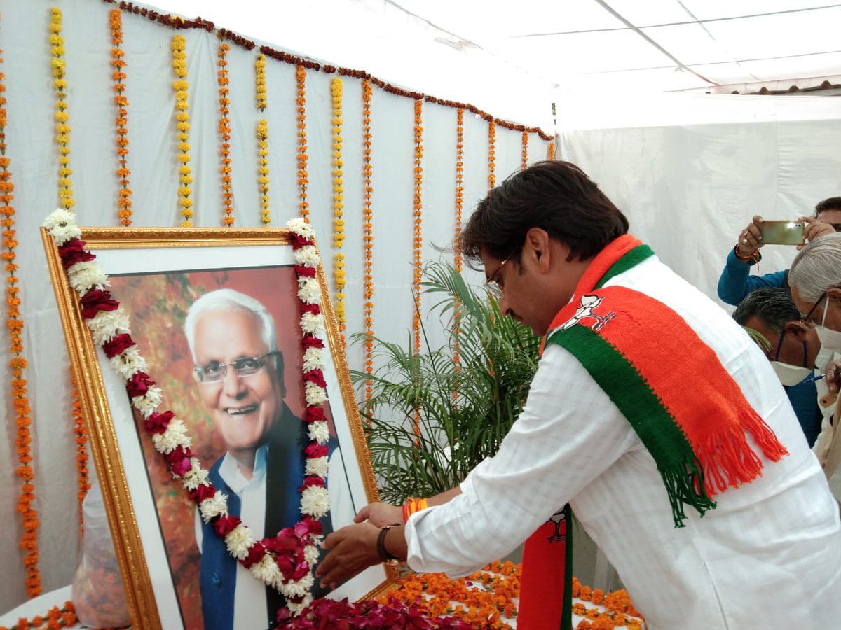 VishvasOffice's tweet photo. राज्यसभा सांसद श्री सुमेर सिंह जी ने पूज्य बाबूजी को श्रद्धांजलि अर्पित की..

#babuji
#sumersingh https://t.co/IRiCyBH9U9