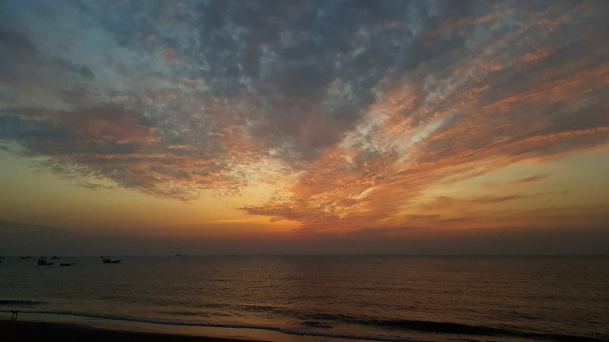 RahulOak's tweet photo. When nature decides to color it's own body... 
#sunset #photography #myclicks #eveningskies #naturephotography https://t.co/CGtWmzSUKo