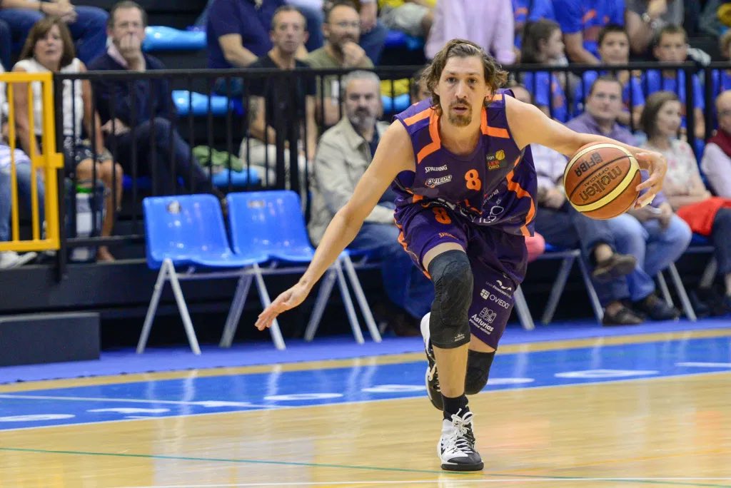 Esta era sencilla... el jugador con más temporadas en el primer equipo del OCB es...

¡<a href="/Aguprie8/">Agustín Prieto</a>!