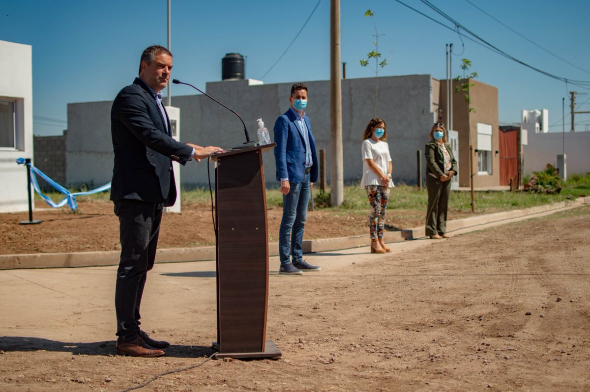 augustopastore's tweet photo. Seguiremos trabajando en este sentido y en alianzas para lograr los objetivos. 💪 ¡Felicitaciones a las familias por su nueva vivienda!👏 #ProgramaSemilla 🏠 https://t.co/D1ZxL0qnqB