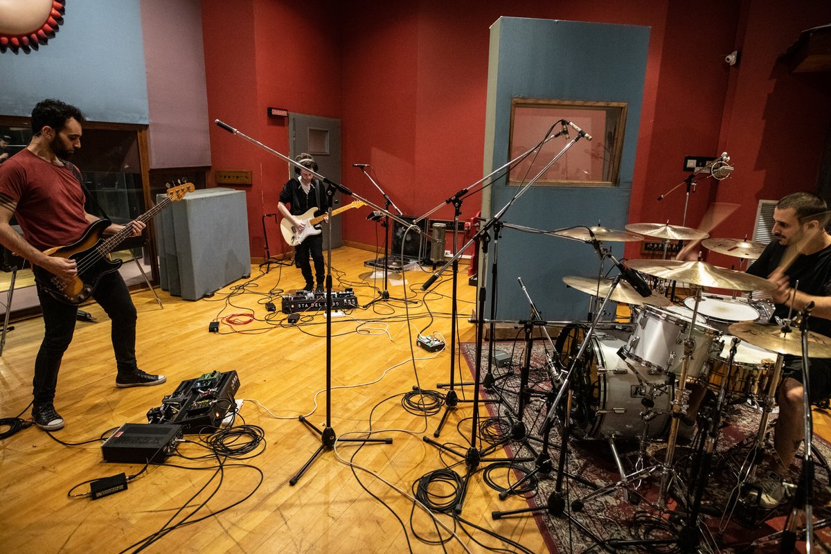 Es increíble lo fugaz del tiempo. Hace poquito más de un año le dábamos vida a las 5 canciones de LATENTE y hoy, con pandemia de por medio, ya podemos hablar de nuestro 1er show virtual para presentarlas.
Jueves 3/12 Streaming. Entradas en 5tadellobolatente.eventbrite.com.ar
#TodxsConectadxs