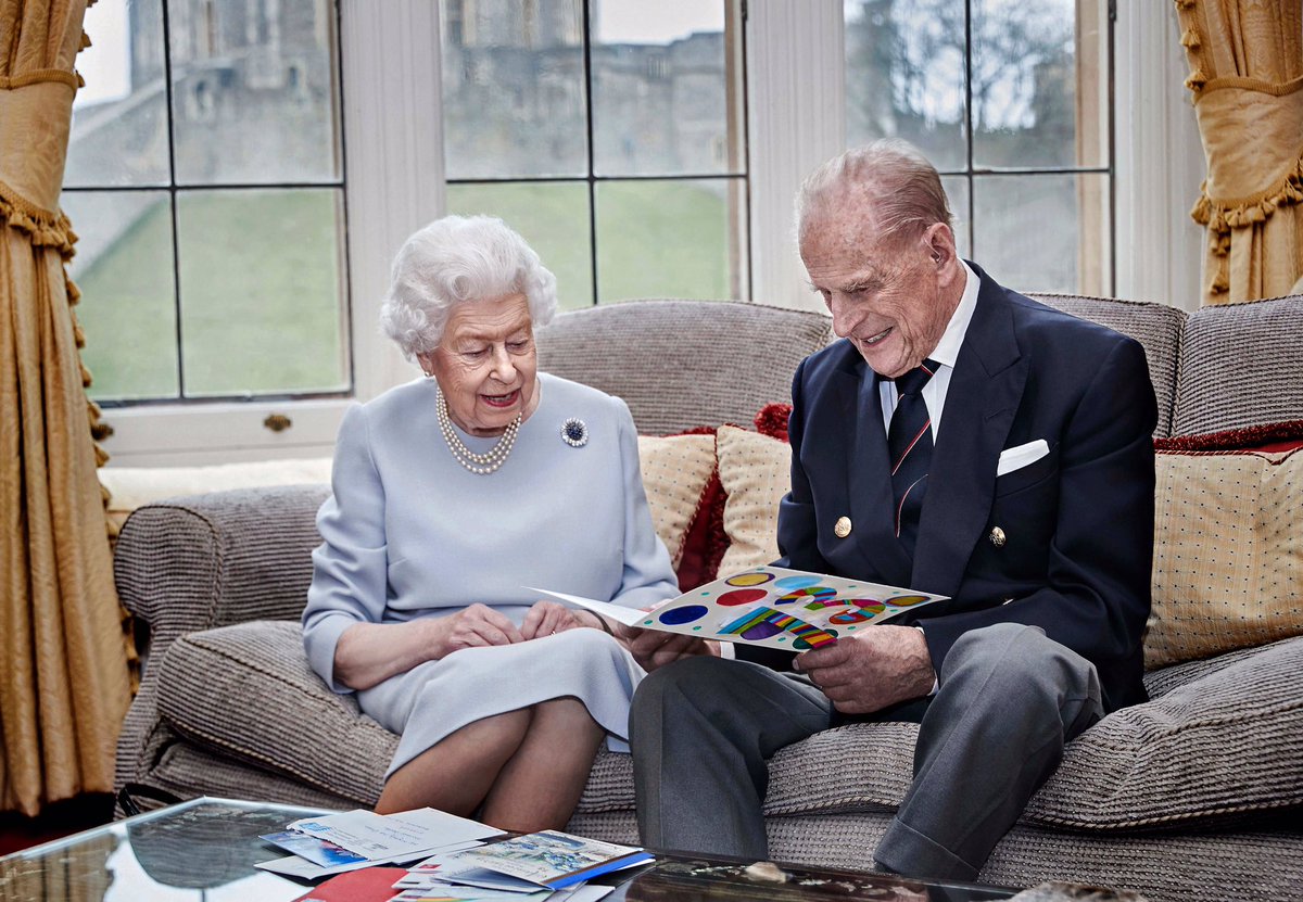 The Queen and The Duke of Edinburgh look at an anniversary card made by Prince George, Princess Charlotte and Prince Louis, alongside other cards and letters sent by well-wishers to celebrate their 73rd wedding anniversary tomorrow. 

📸 Chris Jackson/Getty images