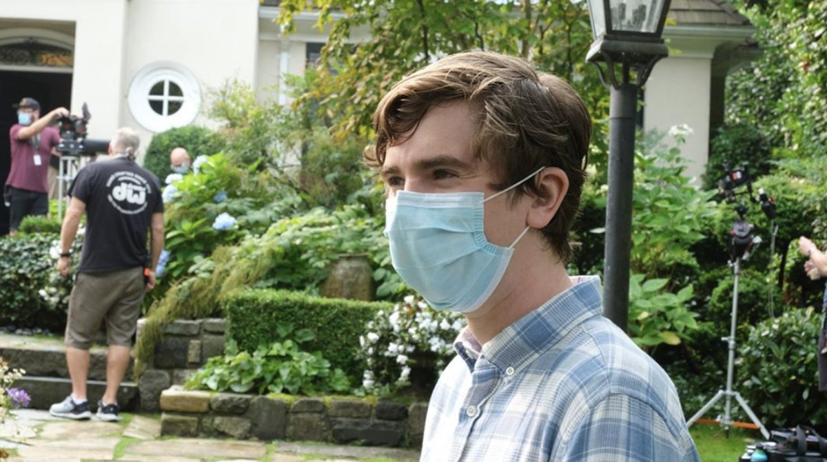 SonyChannelBR's tweet photo. A: Ninguém fica bem de máscara. 
Freddie Highmore: 😍

#TheGoodDoctorNoSony | REPRISE | Segundas, 21h 

📸: @thegooddoctorabc Via IG https://t.co/BAkIu3EChW