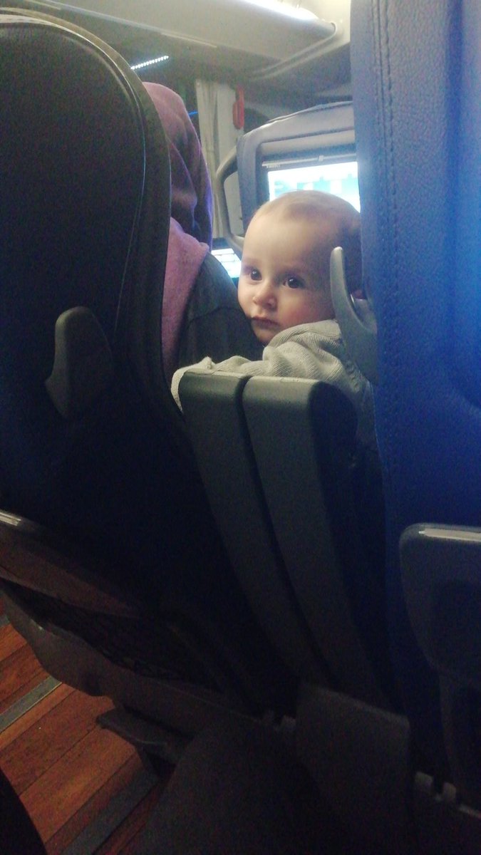 Arka da küçük kız bebek var...