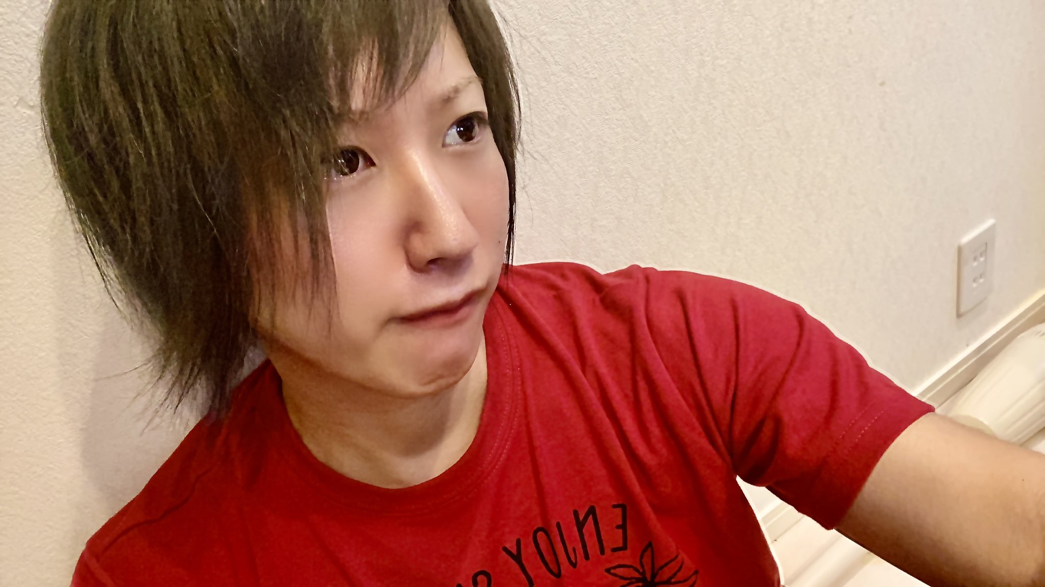 しんやっちょ サブ垢 ブルーブラックヘアカラー入れた 緑っぽぃ仕上がり 元毛が明るい 茶色やったし抜ければ良い感じな 前髪も少し自分でセルフカット 前髪長かったからスッキリして 表情も見えやすくて明るい印象に 髪型や髪色を新しくした時って