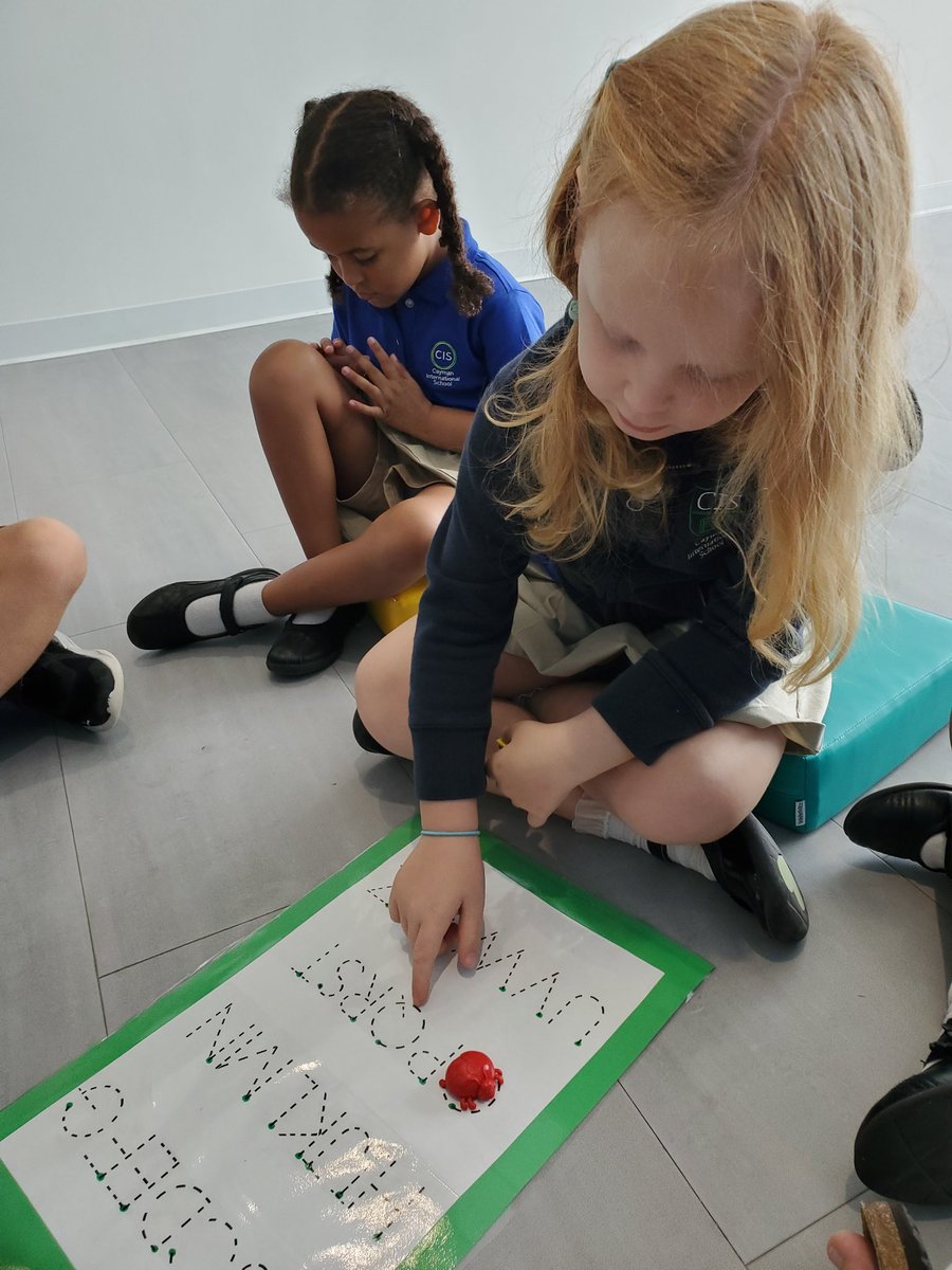 fernandarocco3's tweet photo. Learning numbers and letters at the same time? Oh, yes! Roll the die, read the number, count the letters, read the letter, trace it with your finger. Can you say its sound? Can you think of words that start with that sound? Uhu! You made it! 😊😊😊 #CISinspires https://t.co/eFpn4IfjNT