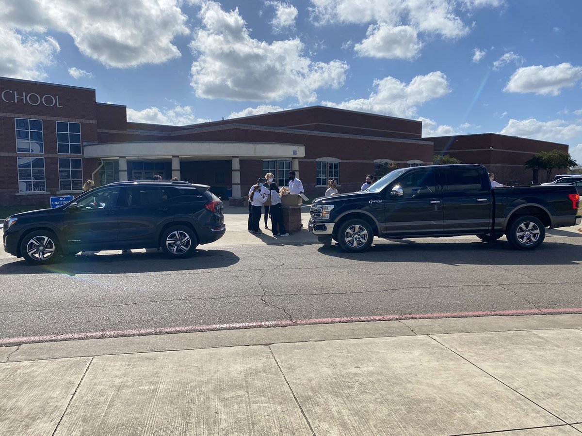 Loving that FCCLA was able host our annual Senior Citizen Thanksgiving Luncheon today... even if it looked a little different this year 🦃🚘💗 <a href="/risdHS/">Robinson High School</a> #RobinsonISD