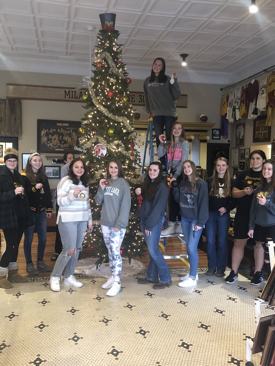 The @LadyIndiansBB team decorating the Christmas tree at @milan54museum