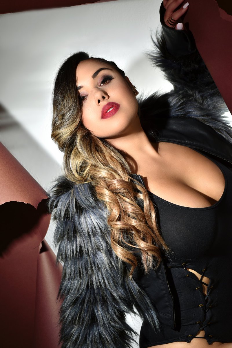 lightscamglow's tweet photo. Shooting #KristiniaDeBarge for @elixir_byroyel Vanity Issue 📸💋
@kristinia is an amazing double platinum recording artist, cosmetics guru and featured artist on @wetv 's #GrowingUpHipHop
#lasvegasphotographers #lasvegasphotographer #lasvegasmakeup
https://t.co/BAkUJgG7TM https://t.co/eJHTcKRjK3