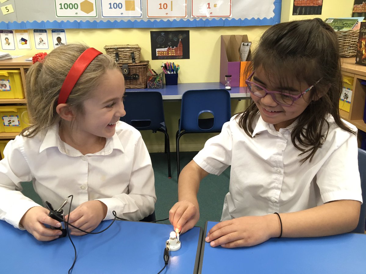 YMS_Year2's tweet photo. @YMS_Year2 loved making electrical circuits this afternoon. They demonstrated excellent collaborative skills and perseverance...it was challenging but they did not give up! 👍💡Such bright sparks! 
#collaboration
#brightyoungsparks 
@iapsuk 
@YMS_Science https://t.co/x8qREK2ZEg