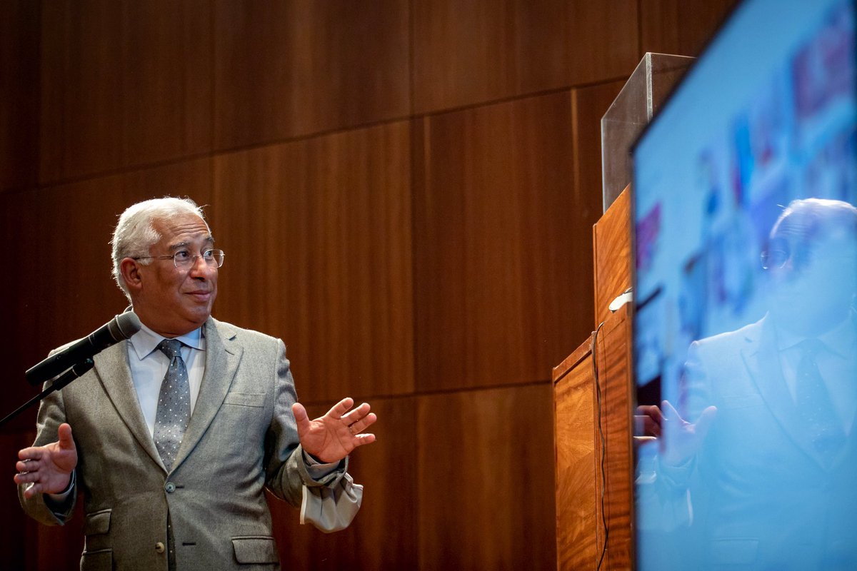 antoniocostapm's tweet photo. Iremos retomar com regularidade estes encontros de modo a avaliar o impacto das medidas que estão a ser implementadas e a evolução da pandemia.
Existe um consenso generalizado sobre a importância de serem cumpridas as regras de segurança. Cuidar de si é cuidar de todos. https://t.co/xciGaoVQGf