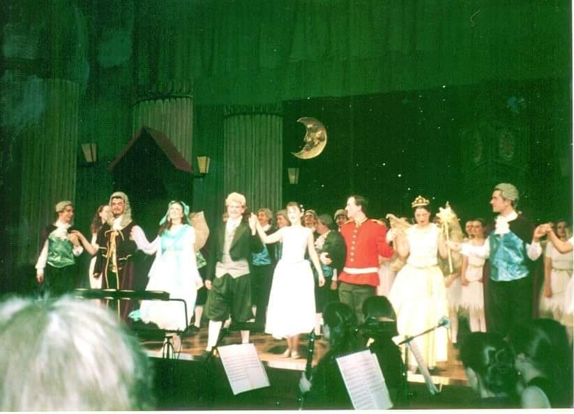 MUGSS's tweet image. 🧚‍♀️🧚‍♂️Soon as we may, off and away!
We'll commence our journey airy -
Happy are we, as you can see, every one is now a fairy! 🧚‍♀️🧚‍♂️

Throwing back to our 1990 production of Iolanthe!

Stay tuned for more #MUGSSThroughTheAges 🔊

📸 Alisdair King and our archive