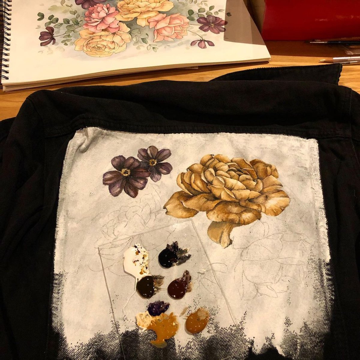 JacquardProduct's tweet photo. Gorgeous floral denim jacket by @lylun_designs hand painted with #JacquardPaints. So pretty! Swipe for process shots! 💐🌼🌻🥀🌸
.
.
.
.
#jacquardproducts #denim #handpainted #handpainteddenim #handpainteddenimjacket #denimjacket #customdenim #customdenimjacket #textilecolor https://t.co/gL8YFIT2QN