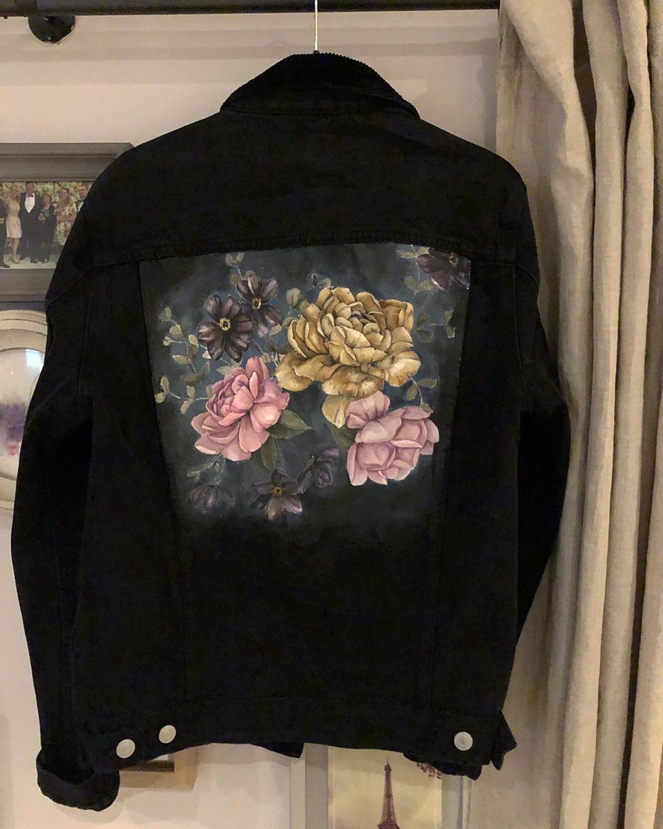 JacquardProduct's tweet photo. Gorgeous floral denim jacket by @lylun_designs hand painted with #JacquardPaints. So pretty! Swipe for process shots! 💐🌼🌻🥀🌸
.
.
.
.
#jacquardproducts #denim #handpainted #handpainteddenim #handpainteddenimjacket #denimjacket #customdenim #customdenimjacket #textilecolor https://t.co/gL8YFIT2QN