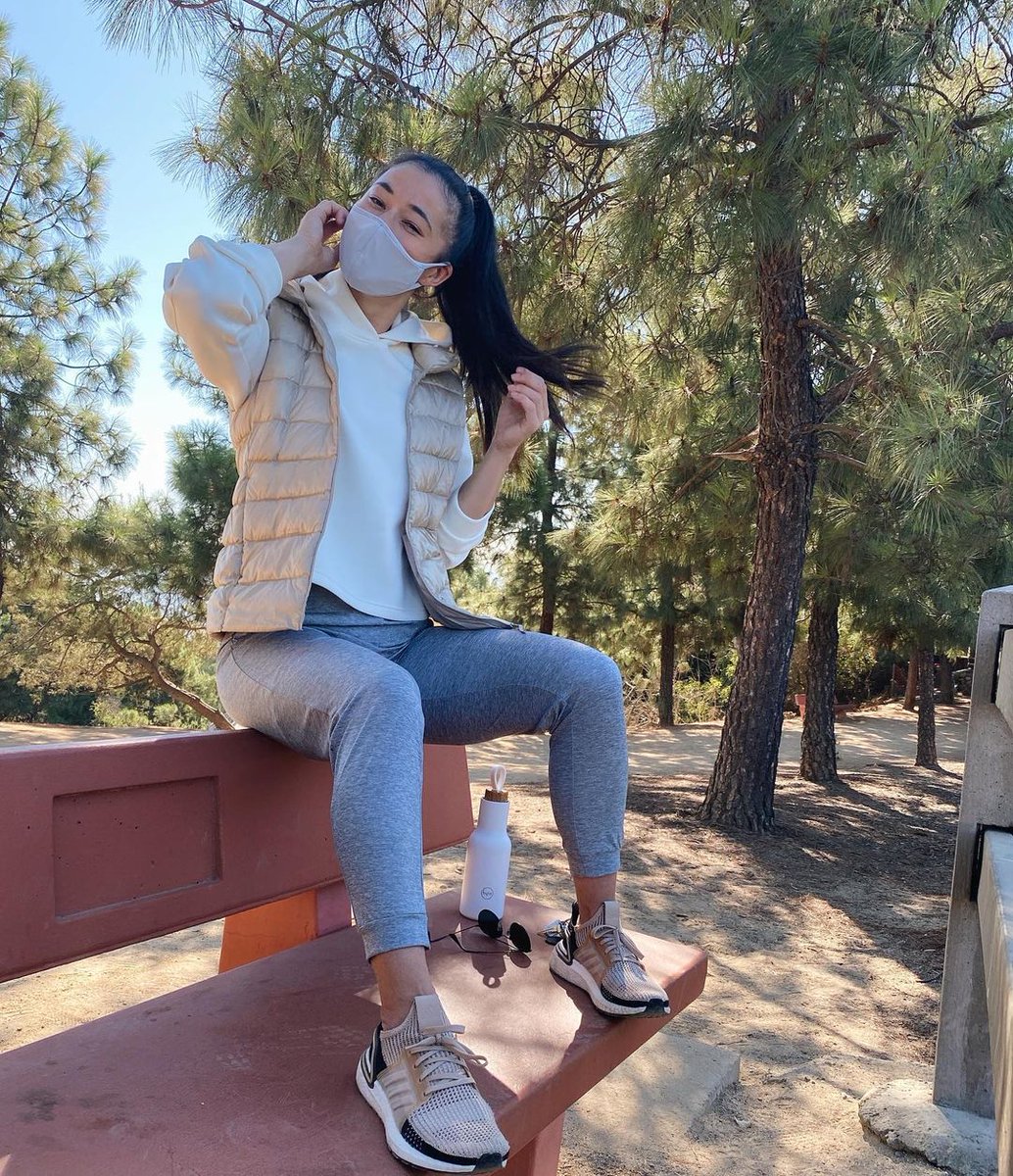 .<a href="/meagan_kong/">Meagan Kong</a> gets up and out but stays safe and warm in her #AIRism Face Mask and #UniqloULD Vest. uniqlo.us/2IJzM4U #LifeWear